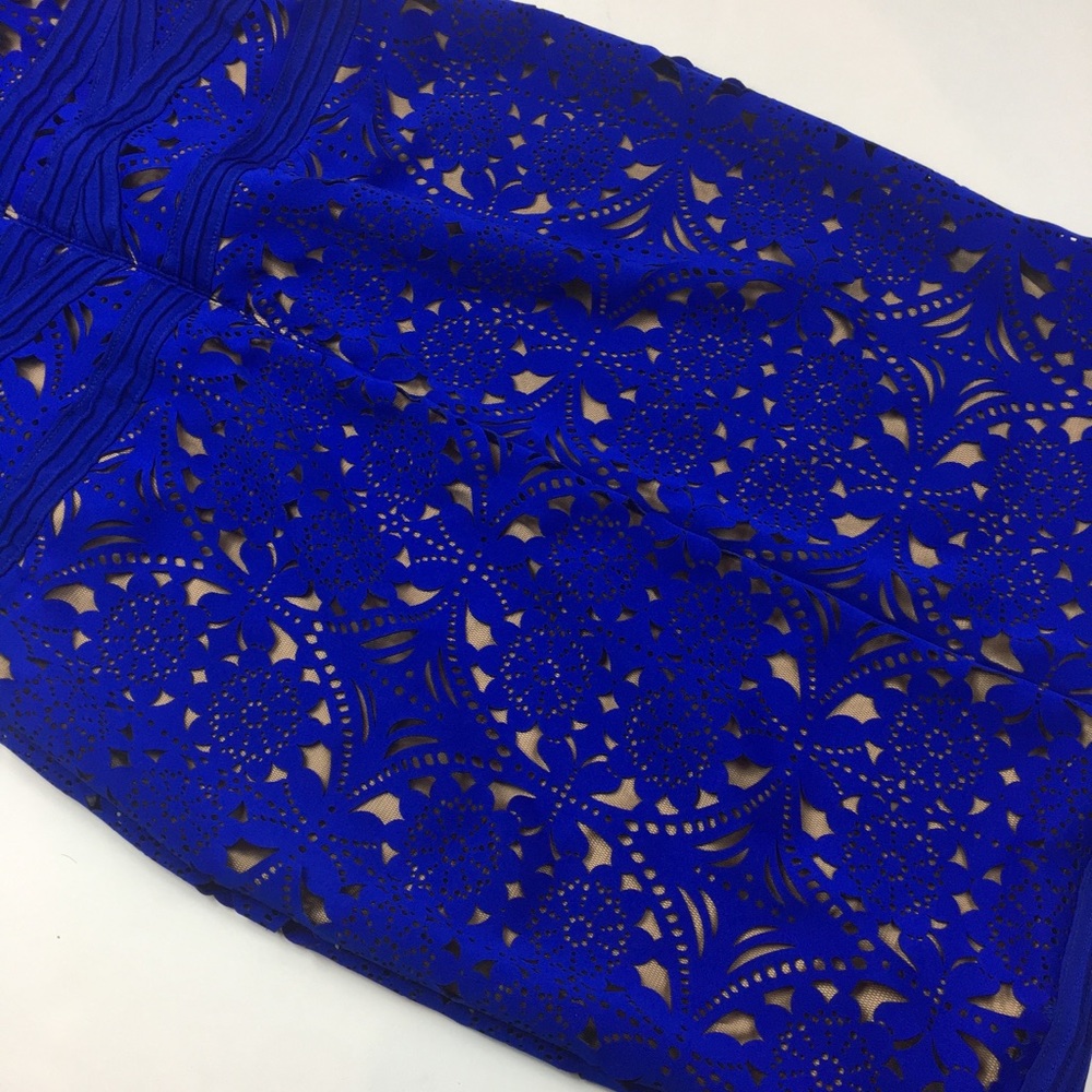 Tadashi Shoji LASER-CUT NEOPRENE V-NECK DRESS Med - Picture 8 of 8